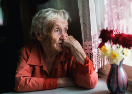 Einsame Frau schaut aus dem Fenster