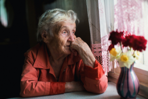 Einsame Frau schaut aus dem Fenster