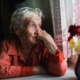 Einsame Frau schaut aus dem Fenster