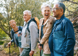 Gemeinsames Wandern von Senioren