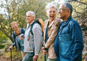 Gemeinsames Wandern von Senioren