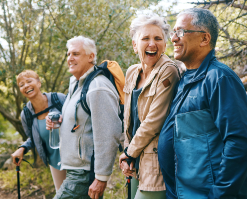 Gemeinsames Wandern von Senioren